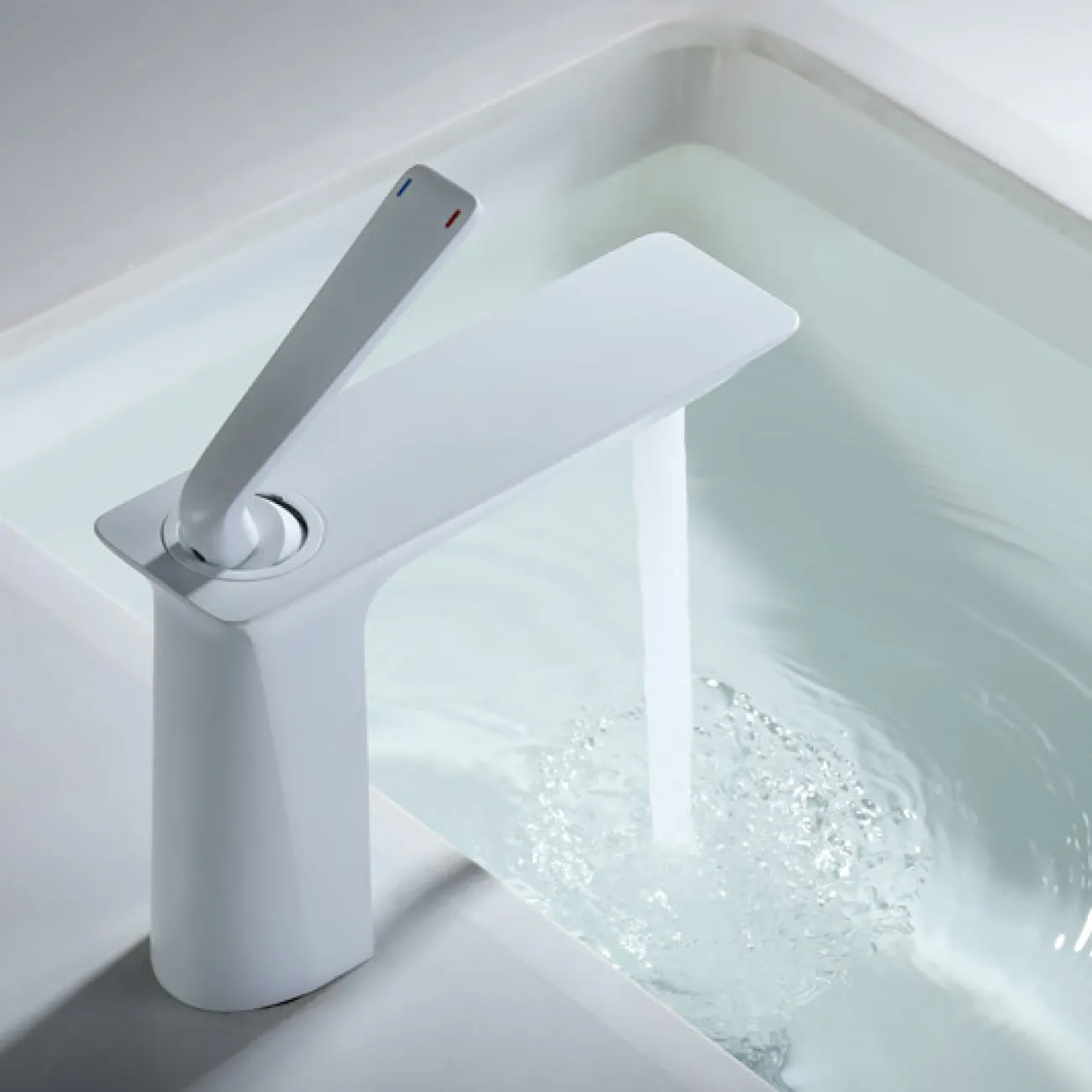 Современный латунный смеситель для ванной комнаты LaLume MB20513-23 Современный латунный смеситель для ванной комнаты LaLume MB20513-23