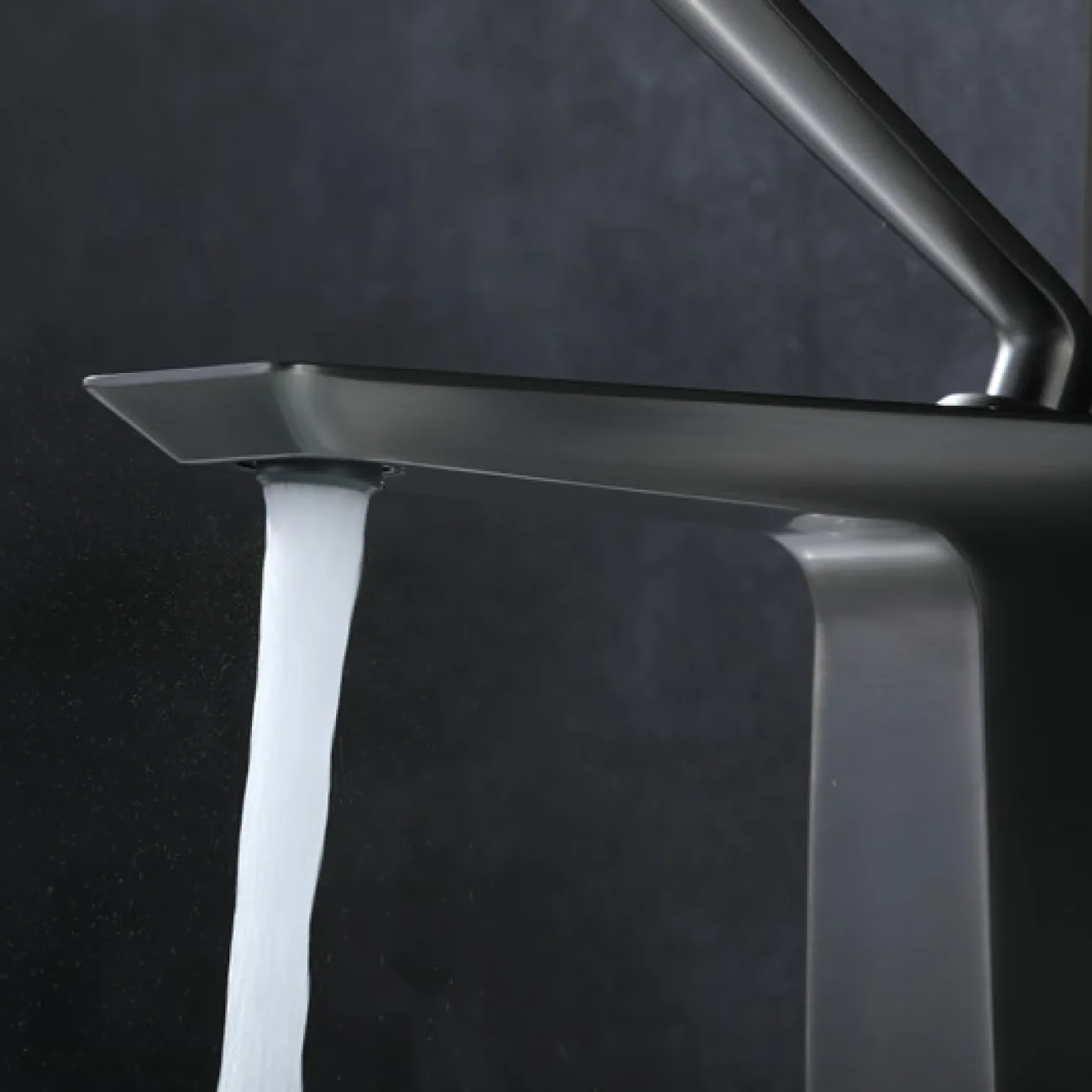 Современный латунный смеситель для ванной комнаты LaLume MB20513-23 Современный латунный смеситель для ванной комнаты LaLume MB20513-23