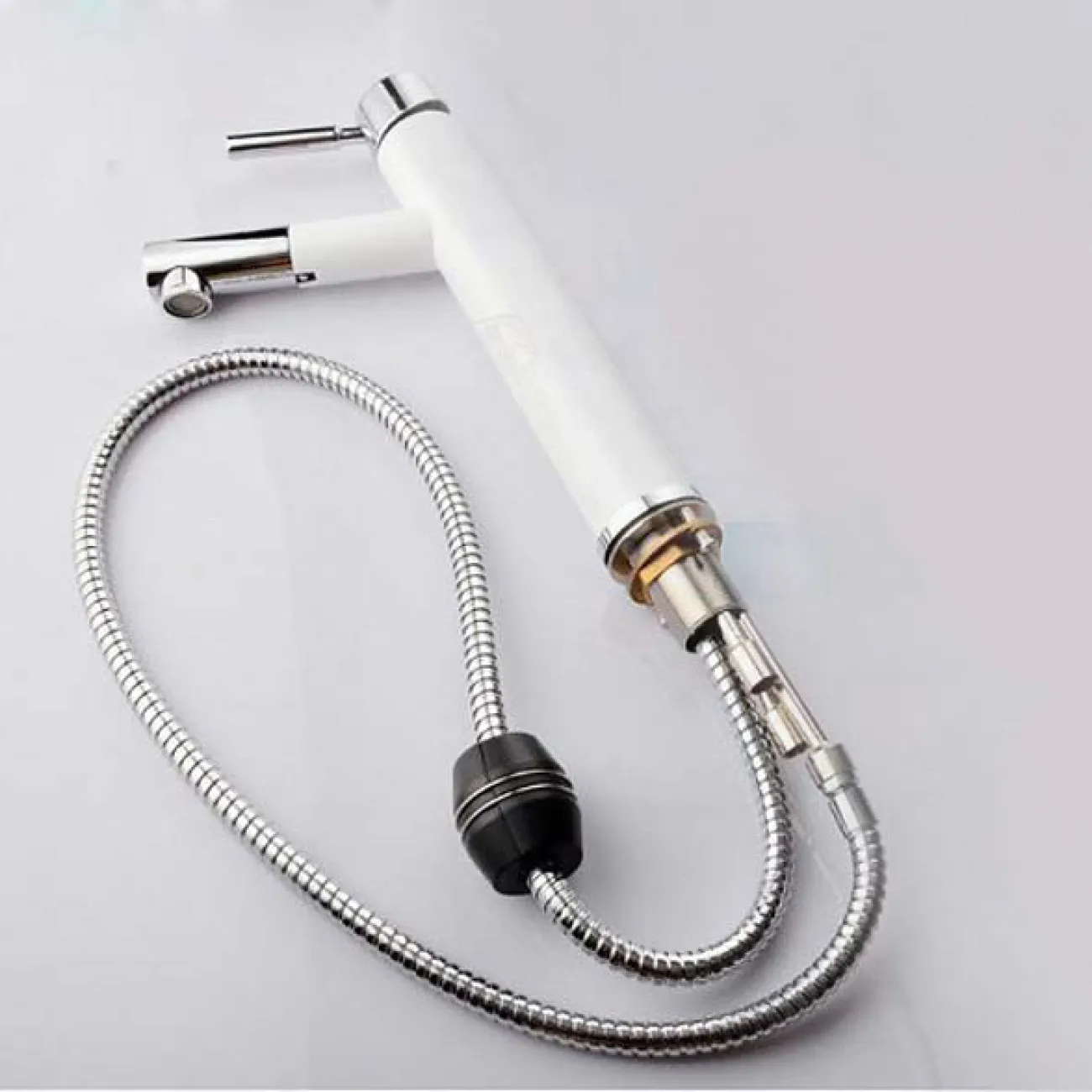 Современный латунный смеситель 360° для ванной комнаты LaLume MB20518-23 Современный латунный смеситель 360° для ванной комнаты LaLume MB20518-23