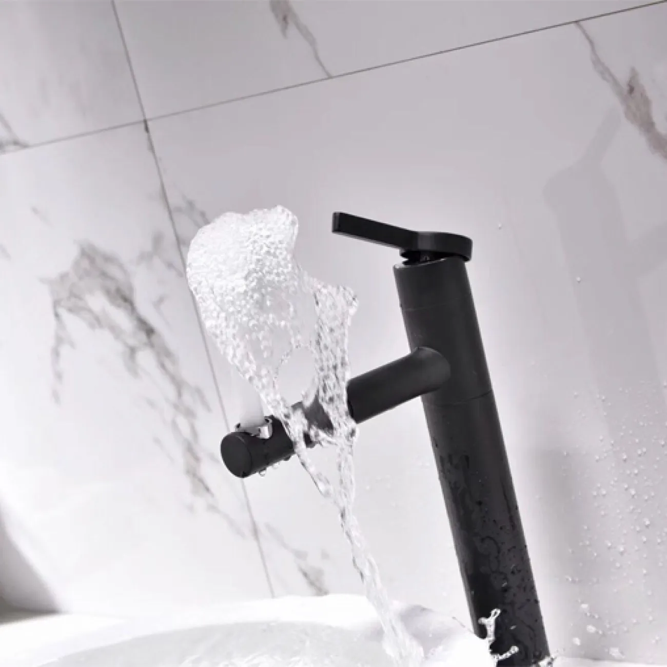 Современный латунный смеситель 360° для ванной комнаты LaLume MB20518-23 Современный латунный смеситель 360° для ванной комнаты LaLume MB20518-23