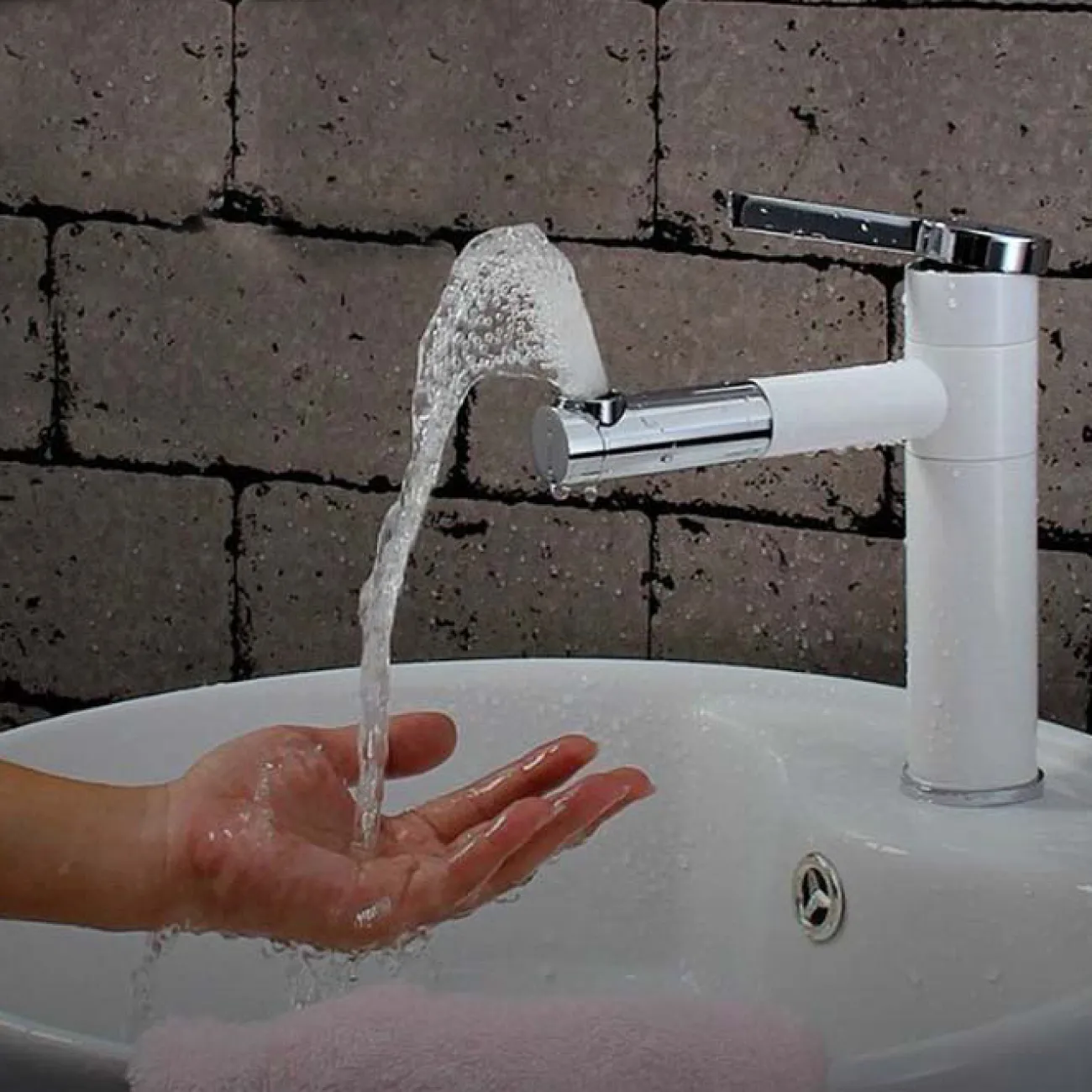 Современный латунный смеситель 360° для ванной комнаты LaLume MB20518-23 Современный латунный смеситель 360° для ванной комнаты LaLume MB20518-23