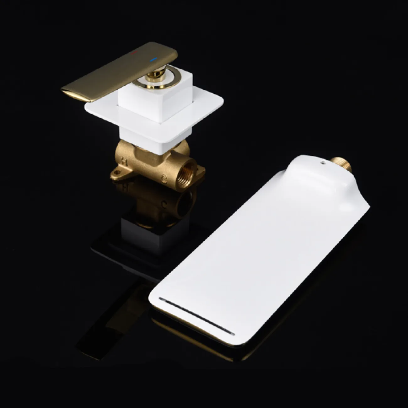 Современный латунный смеситель для ванной комнаты LaLume MB20530-23 Современный латунный смеситель для ванной комнаты LaLume MB20530-23