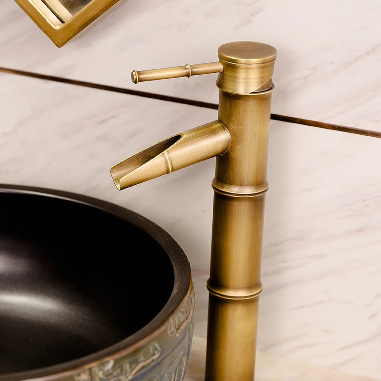 Современный латунный смеситель для ванной комнаты LaLume MB20737-23 Современный латунный смеситель для ванной комнаты LaLume MB20737-23