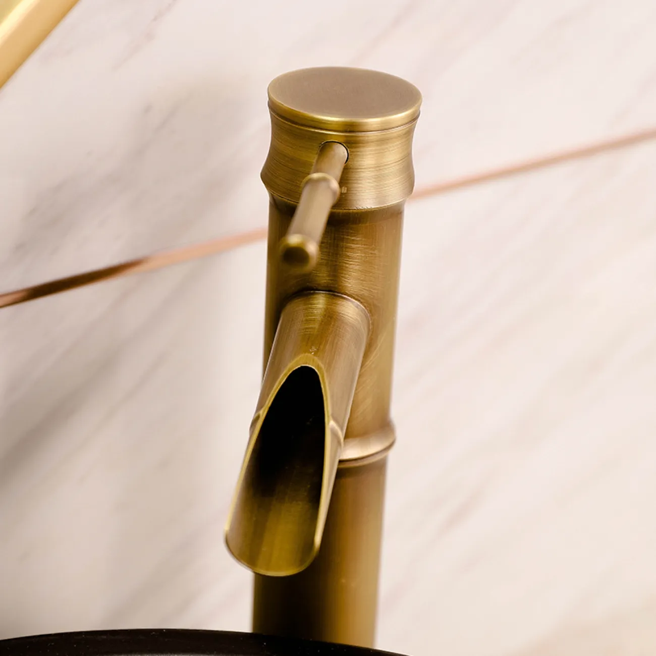 Современный латунный смеситель для ванной комнаты LaLume MB20737-23 Современный латунный смеситель для ванной комнаты LaLume MB20737-23