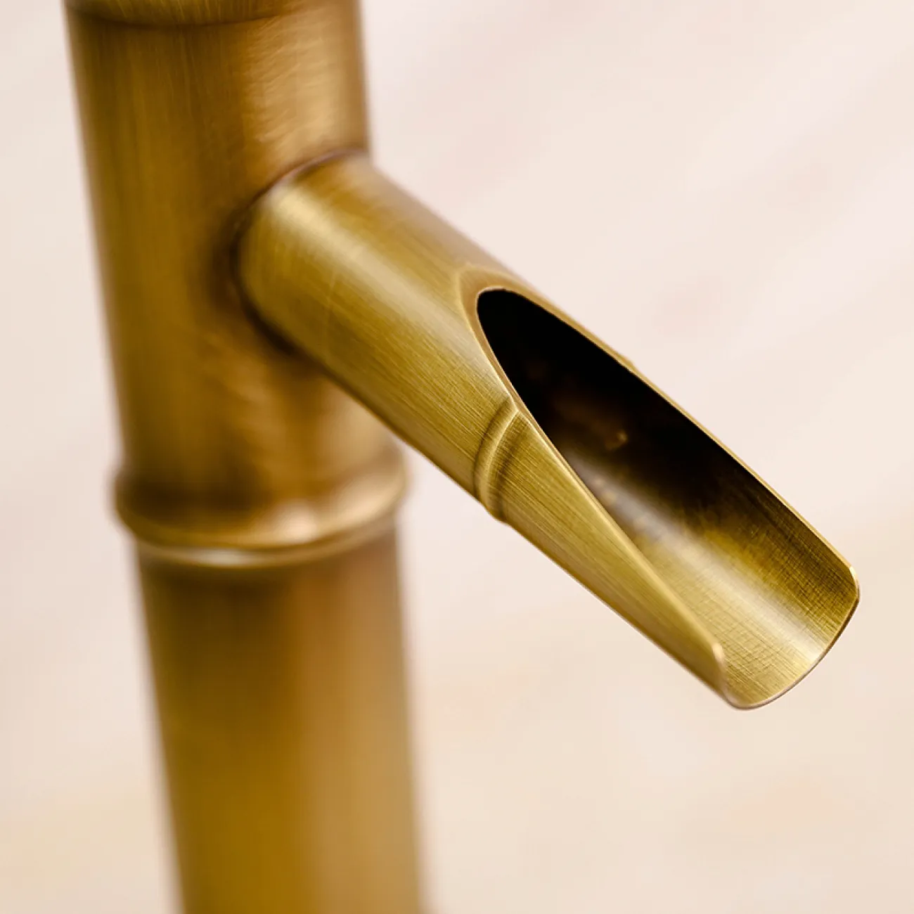 Современный латунный смеситель для ванной комнаты LaLume MB20737-23 Современный латунный смеситель для ванной комнаты LaLume MB20737-23