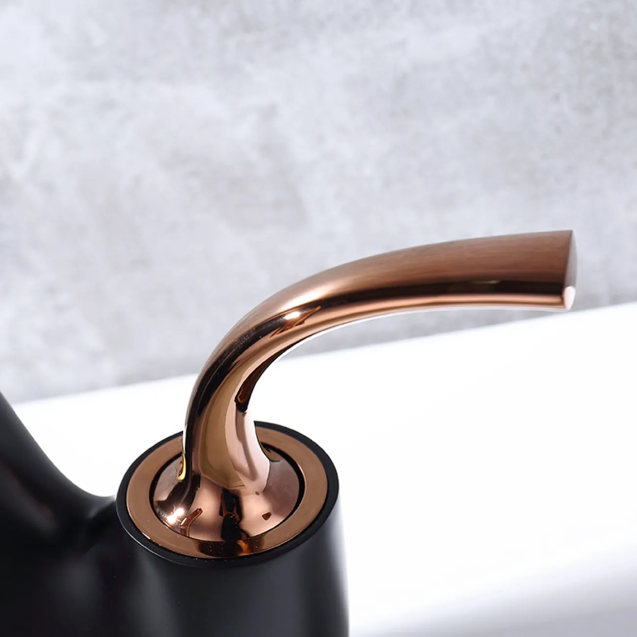 Современный латунный смеситель для ванной комнаты LaLume MB20746-23 Современный латунный смеситель для ванной комнаты LaLume MB20746-23