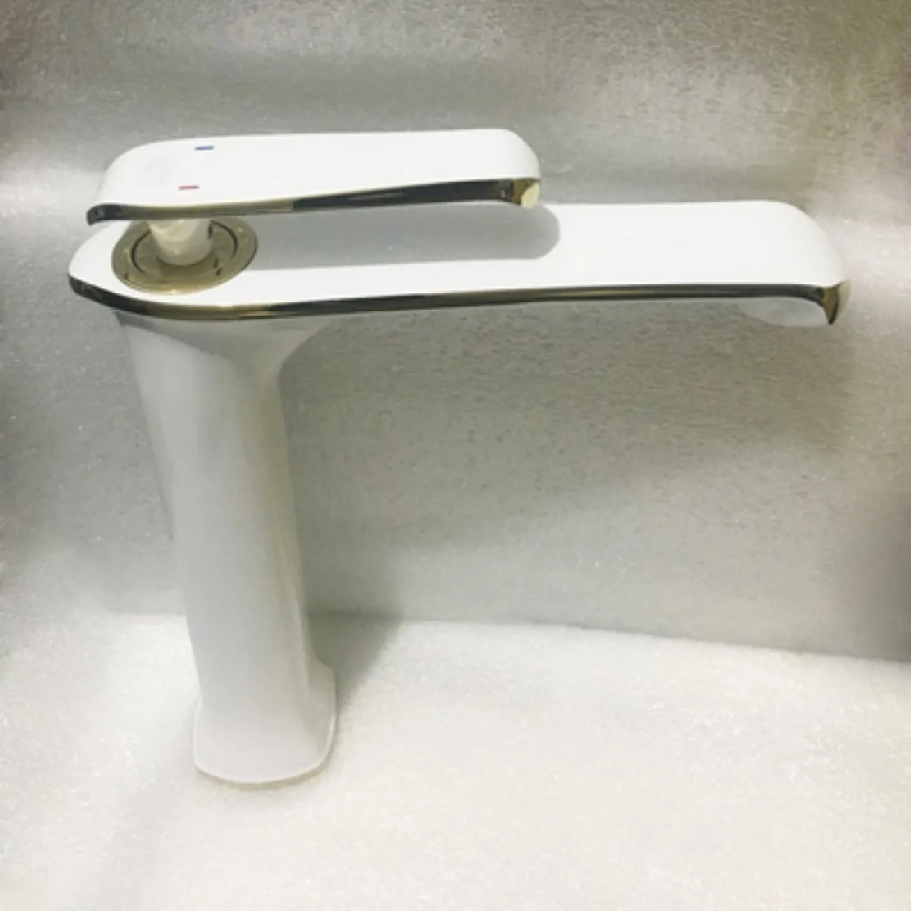 Современный латунный смеситель для ванной комнаты LaLume MB20501-23 Современный латунный смеситель для ванной комнаты LaLume MB20501-23