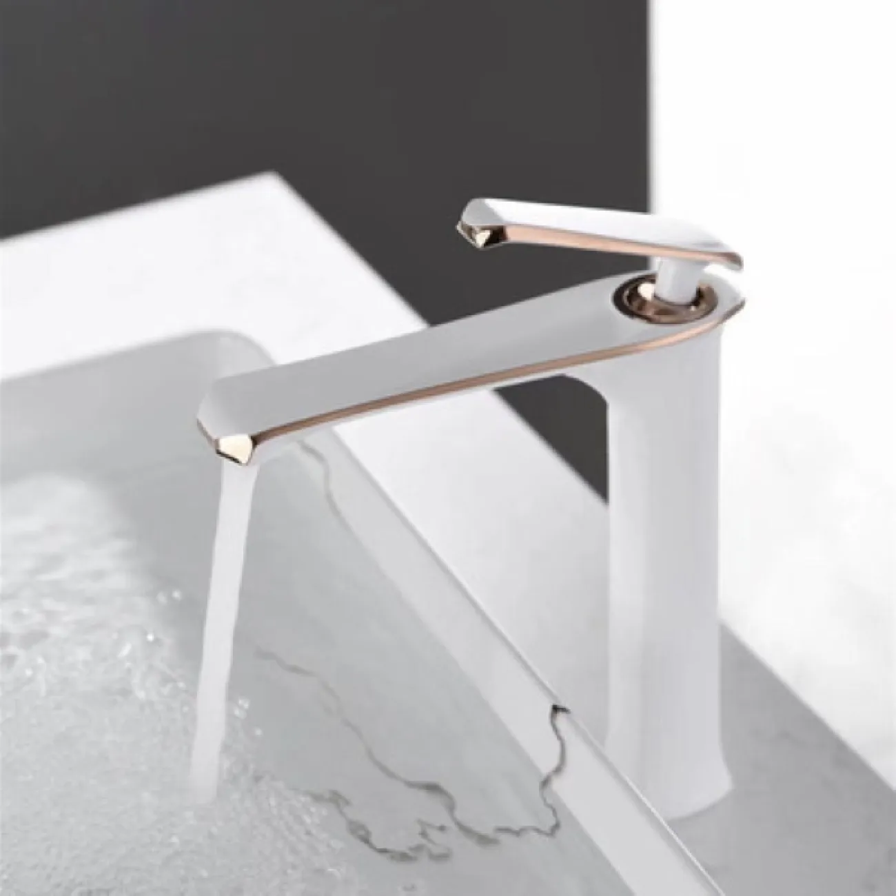 Современный латунный смеситель для ванной комнаты LaLume MB20501-23 Современный латунный смеситель для ванной комнаты LaLume MB20501-23