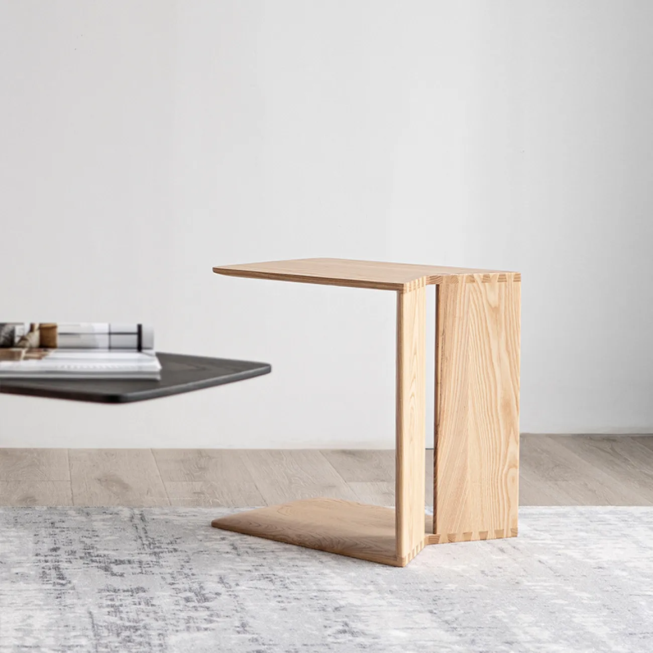 Приставной столик из массива дерева MIZEO 37325-29 Приставной столик из массива дерева MIZEO 37325-29