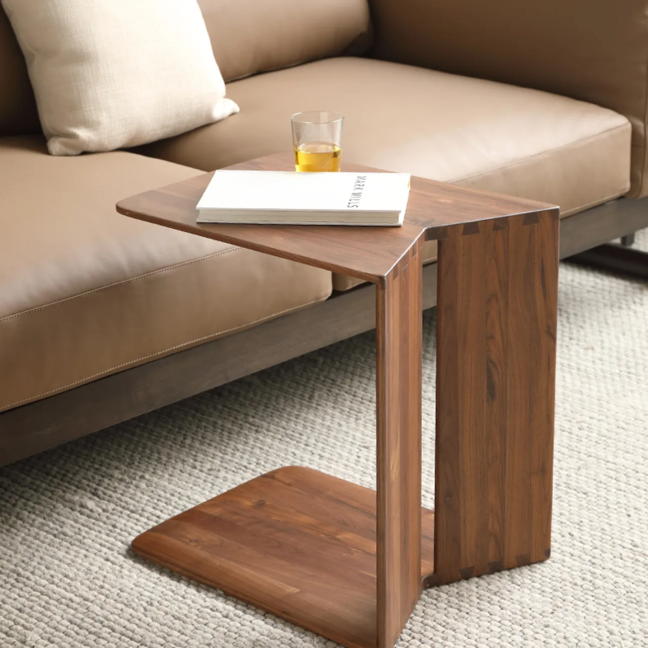 Приставной столик из массива дерева MIZEO 37325-29 Приставной столик из массива дерева MIZEO 37325-29