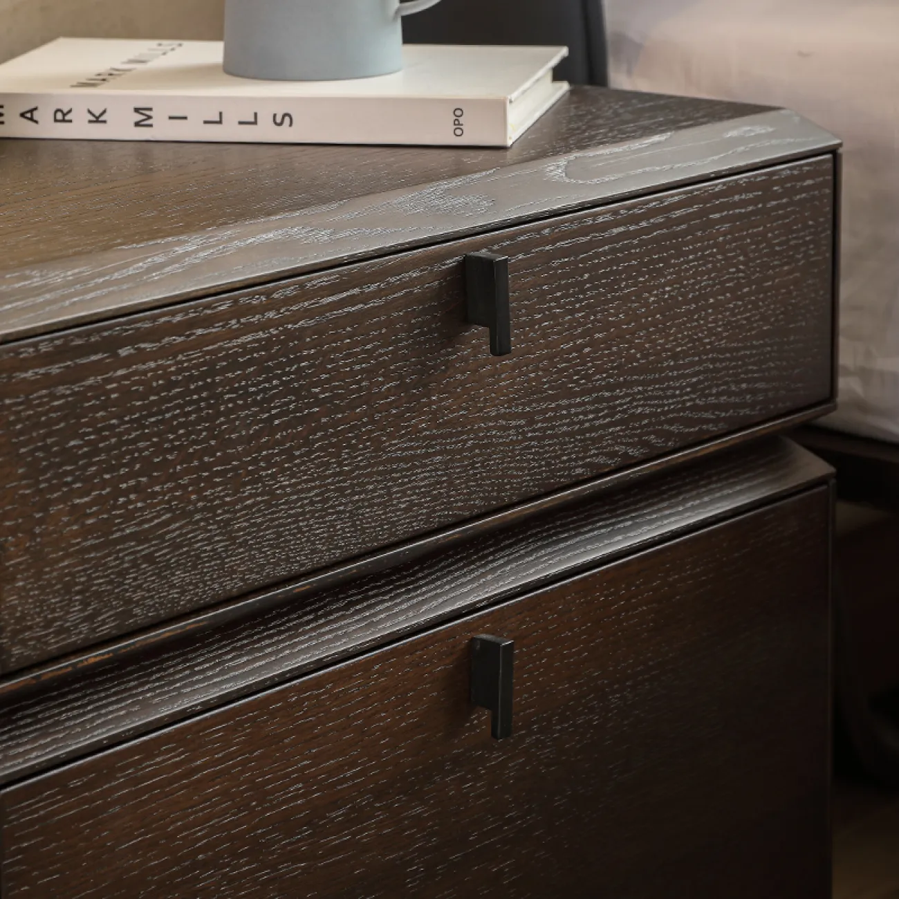 Прикроватная тумба из массива дерева MIZEO 37333-29 Прикроватная тумба из массива дерева MIZEO 37333-29