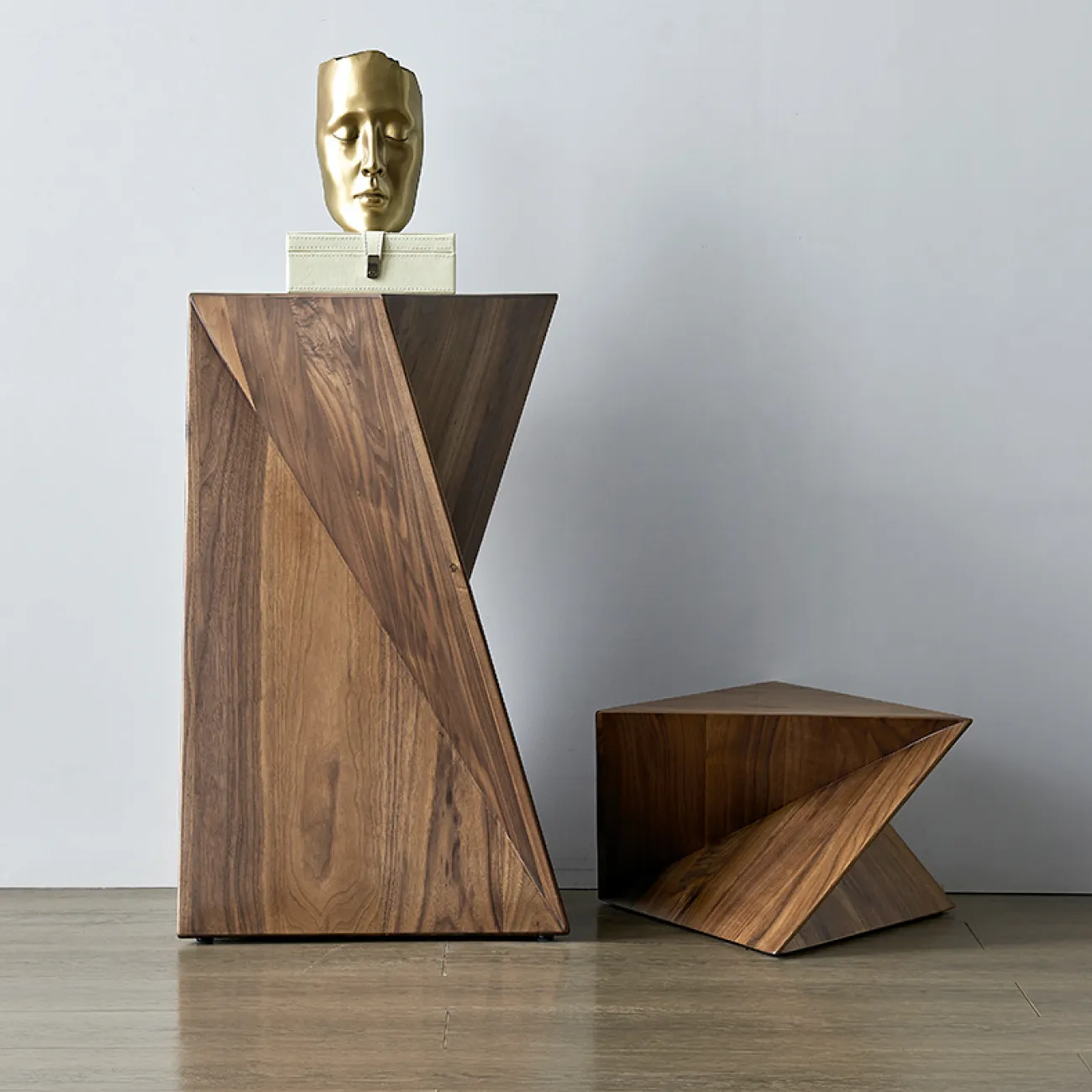 Приставной столик из североамериканского чёрного ореха MIZEO 37334-29 Приставной столик из североамериканского чёрного ореха MIZEO 37334-29