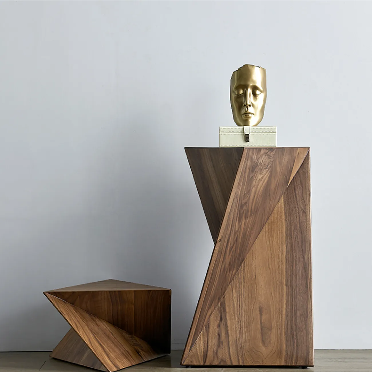 Приставной столик из североамериканского чёрного ореха MIZEO 37334-29 Приставной столик из североамериканского чёрного ореха MIZEO 37334-29