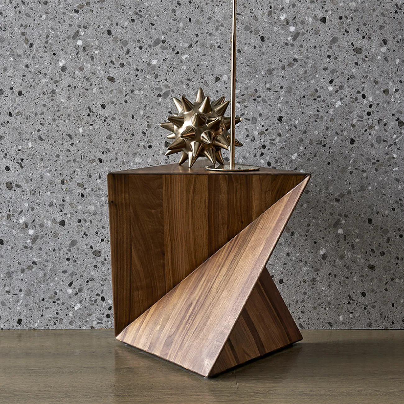 Приставной столик из североамериканского чёрного ореха MIZEO 37334-29 Приставной столик из североамериканского чёрного ореха MIZEO 37334-29