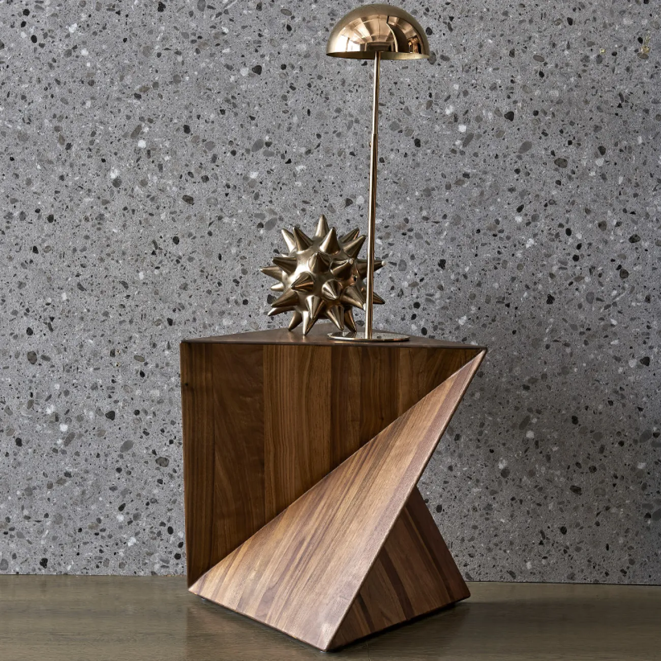 Приставной столик из североамериканского чёрного ореха MIZEO 37334-29 Приставной столик из североамериканского чёрного ореха MIZEO 37334-29