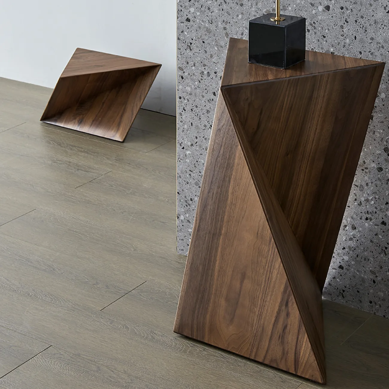 Приставной столик из североамериканского чёрного ореха MIZEO 37334-29 Приставной столик из североамериканского чёрного ореха MIZEO 37334-29