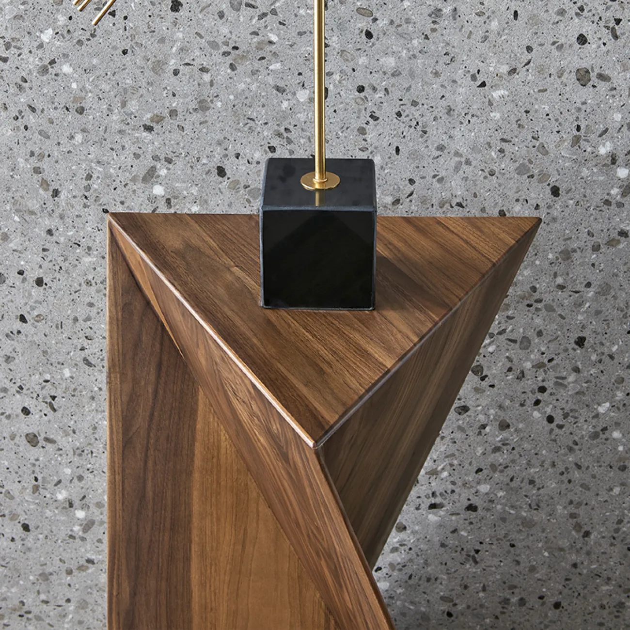 Приставной столик из североамериканского чёрного ореха MIZEO 37334-29 Приставной столик из североамериканского чёрного ореха MIZEO 37334-29