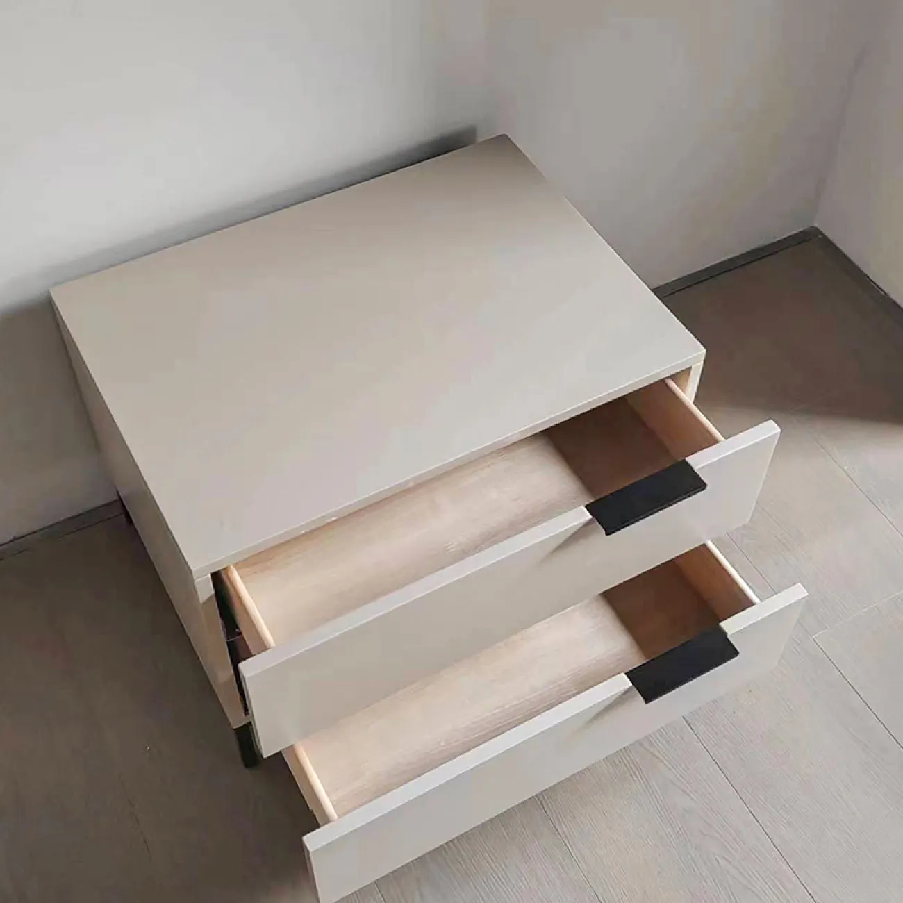 Современная прикроватная тумба MIZEO 37337-29 Современная прикроватная тумба MIZEO 37337-29