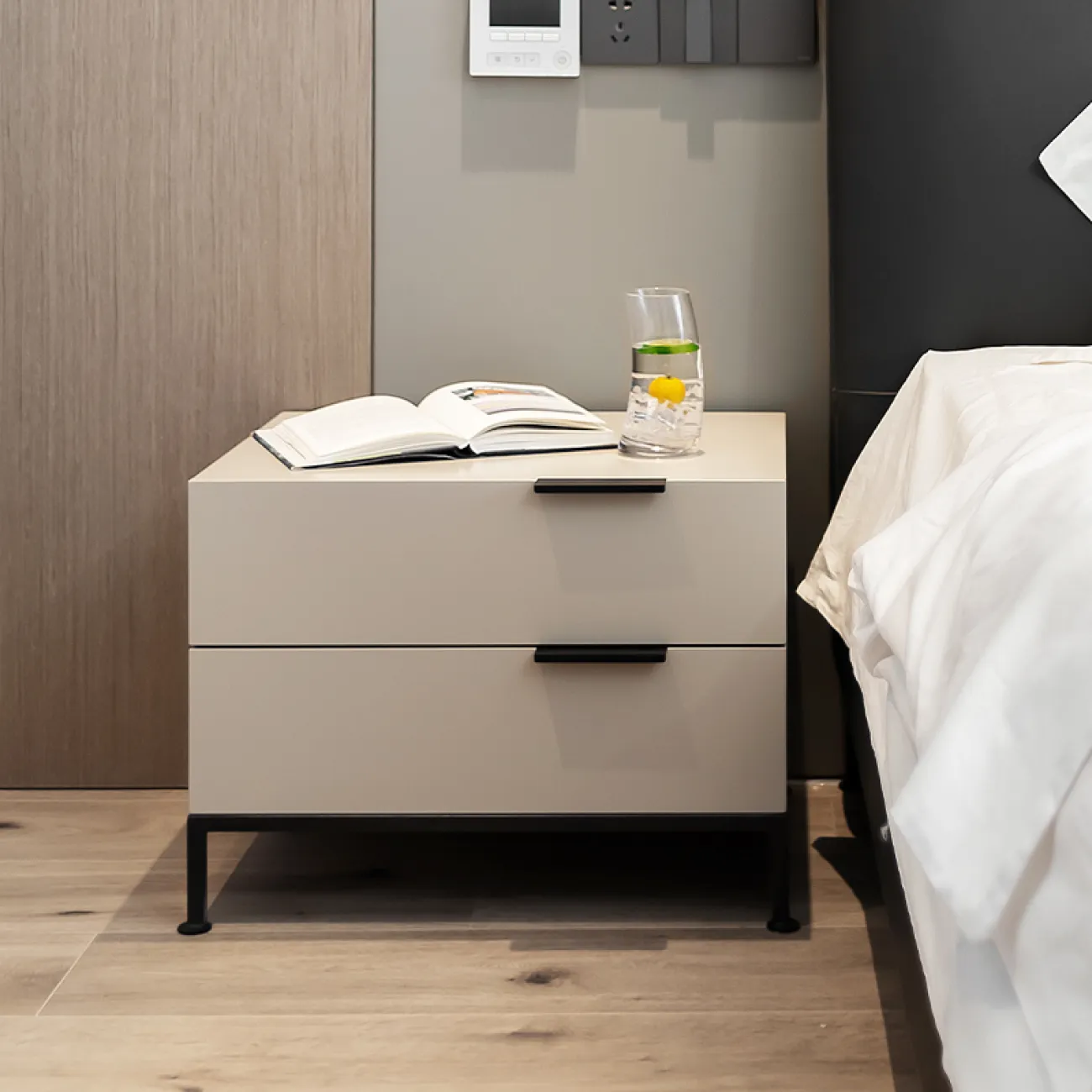 Современная прикроватная тумба MIZEO 37337-29 Современная прикроватная тумба MIZEO 37337-29