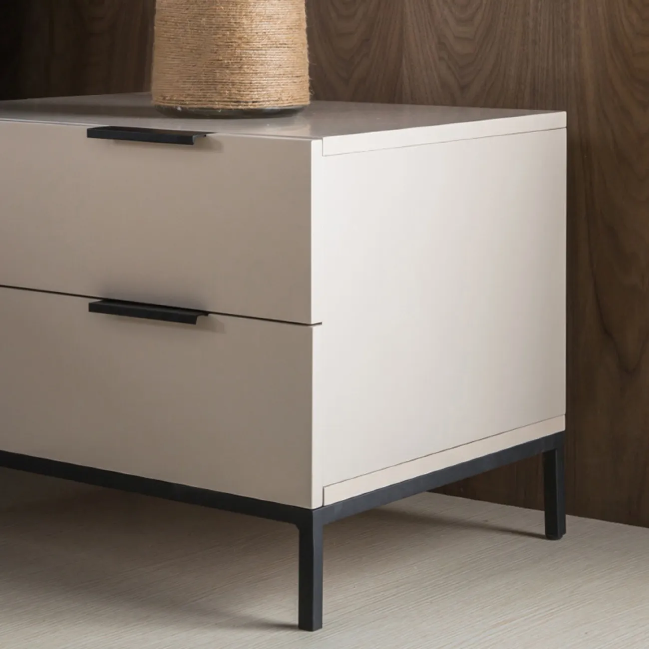 Современная прикроватная тумба MIZEO 37337-29 Современная прикроватная тумба MIZEO 37337-29