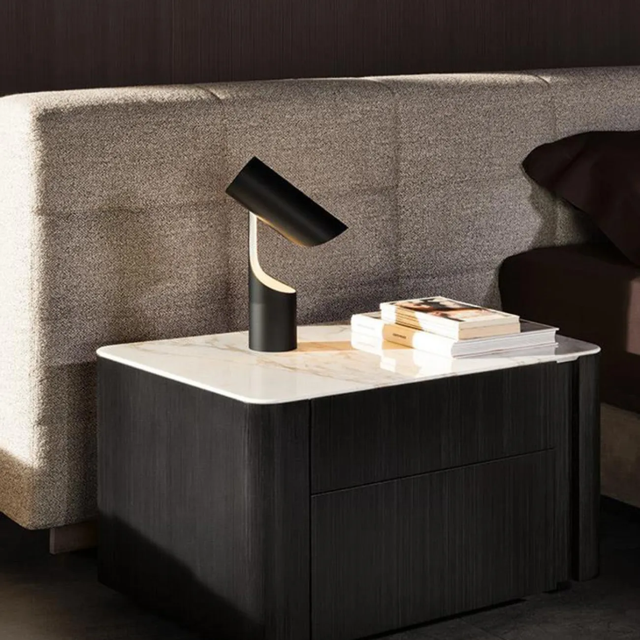 Дизайнерская прикроватная тумбочка MSS 37360-29 Дизайнерская прикроватная тумбочка MSS 37360-29