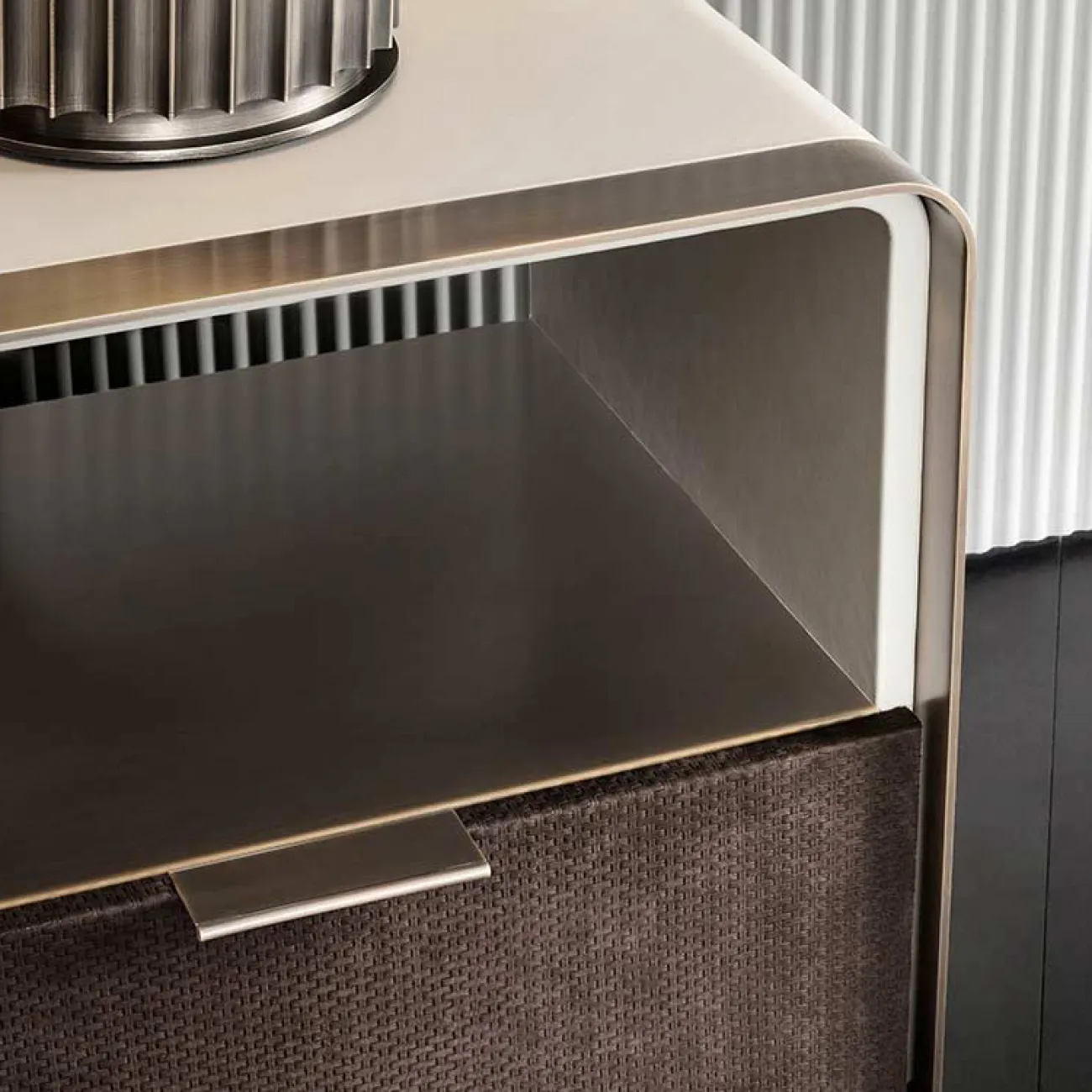 Итальянский светлый кожаный шкаф для роскошной спальни MSS 37377-29 Итальянский светлый кожаный шкаф для роскошной спальни MSS 37377-29