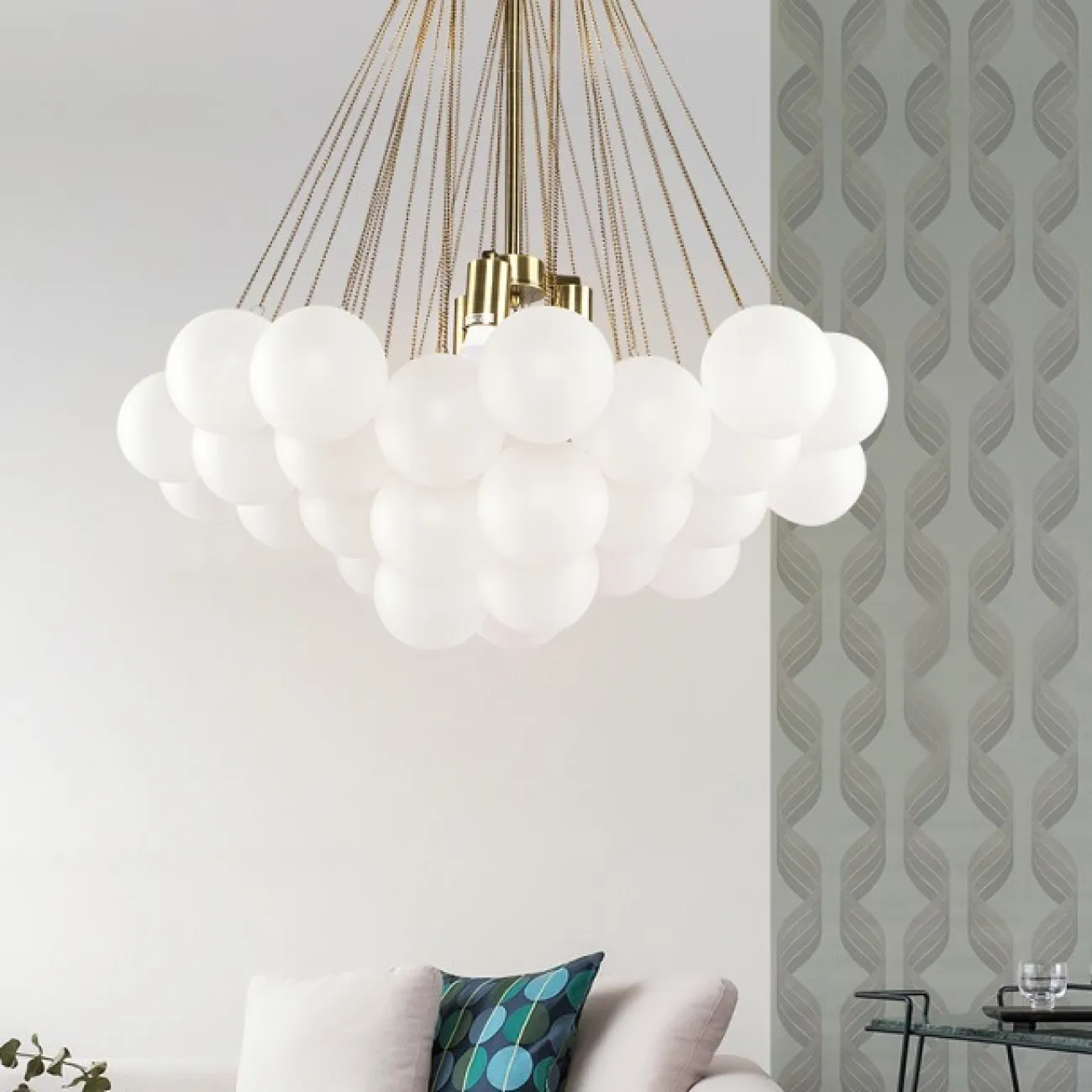 Подвесная люстра с декоративными шарами из полупрозрачного стекла AGDA