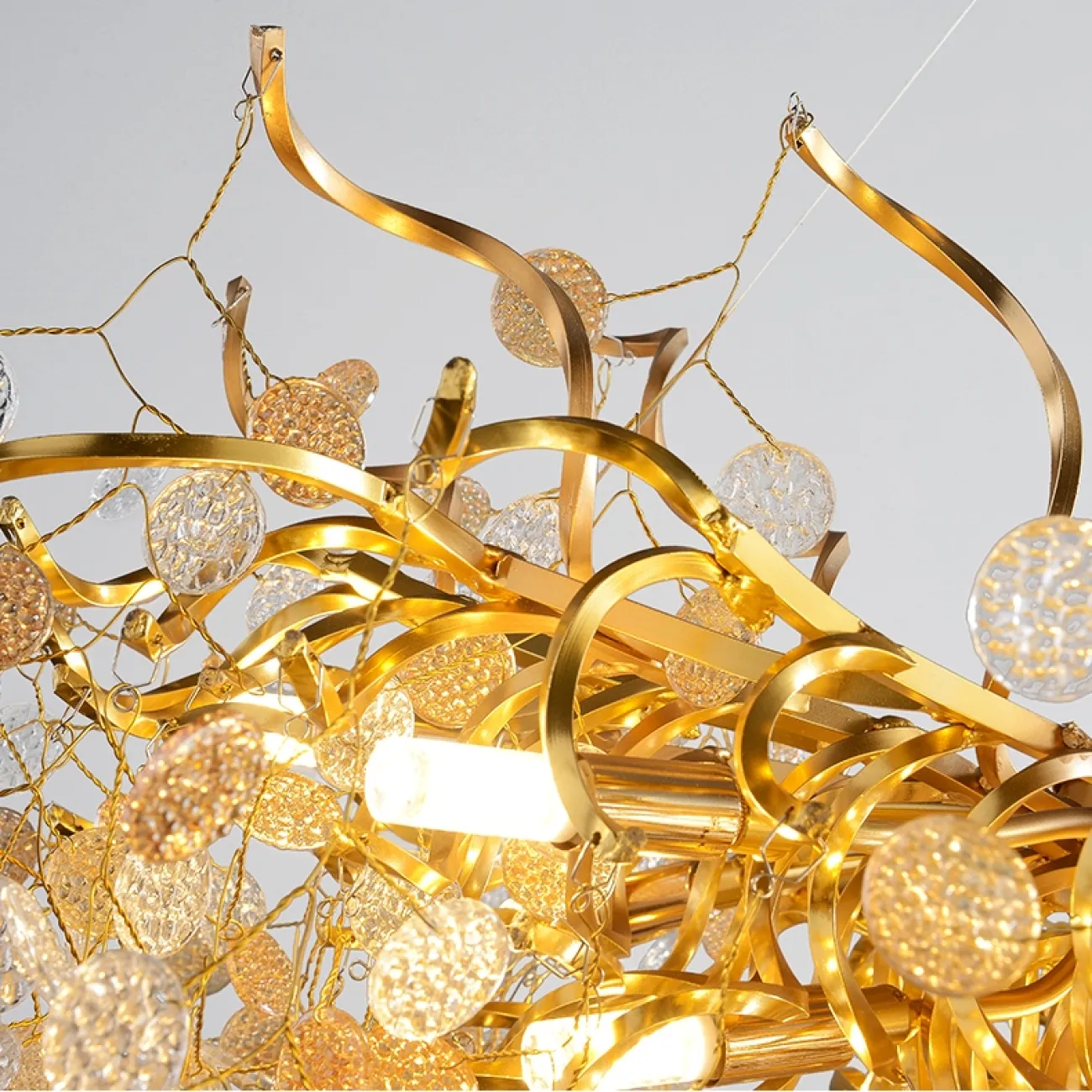 Линейка подвесных люстр на металлическом каркасе с матовыми или глянцевыми подвесками из стекла AISLING