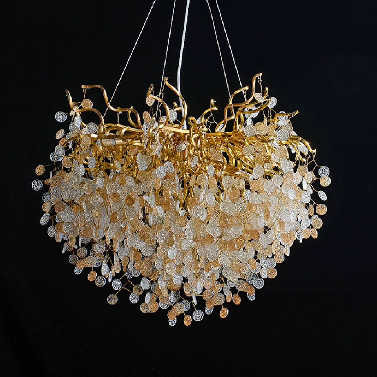 Линейка подвесных люстр на металлическом каркасе с матовыми или глянцевыми подвесками из стекла AISLING