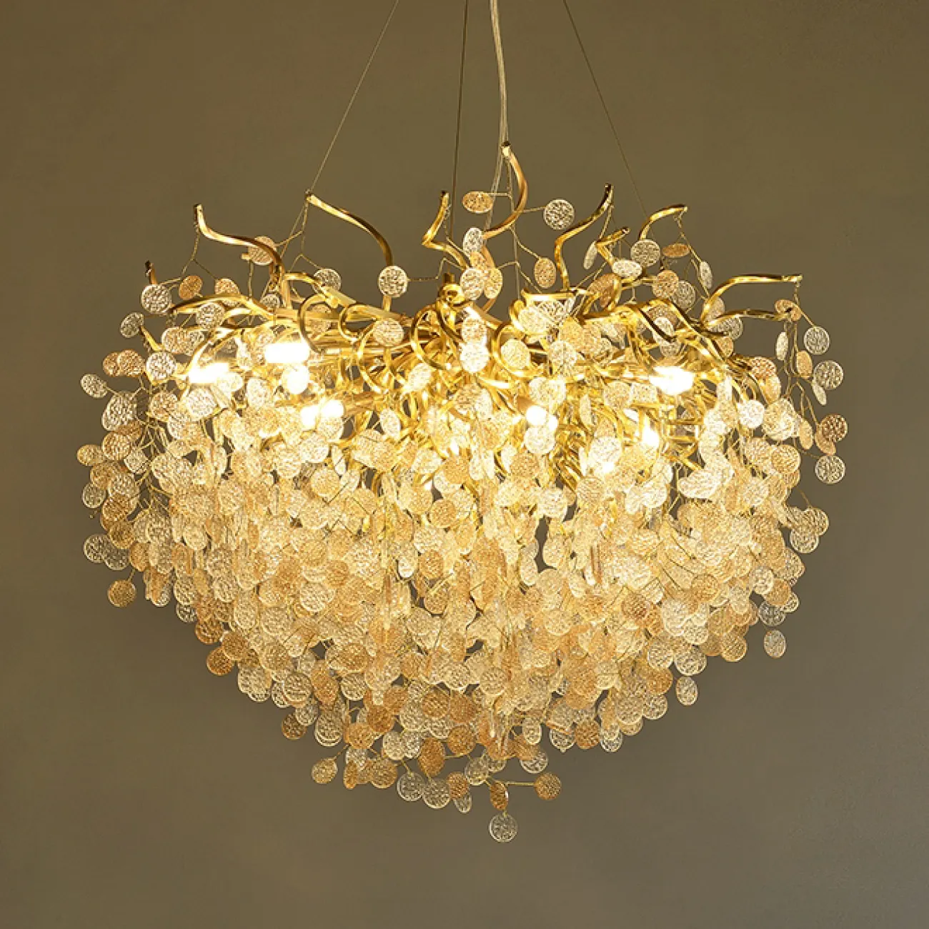 Линейка подвесных люстр на металлическом каркасе с матовыми или глянцевыми подвесками из стекла AISLING