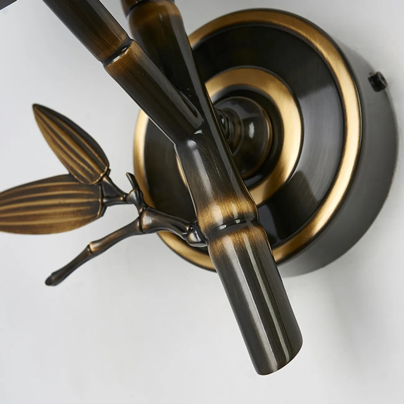 Светодиодный настенный светильник в виде стебля бамбука со стеклянным панно с росписью в японском стиле AKIRA WALL