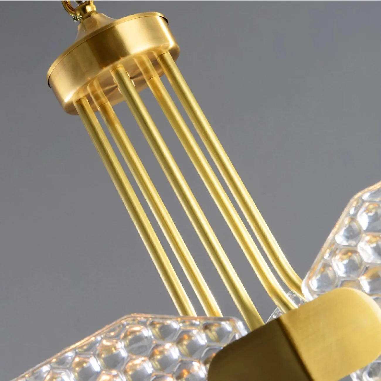 Люстра в стиле постмодерн с формованными стеклянными элементами. ALTA B