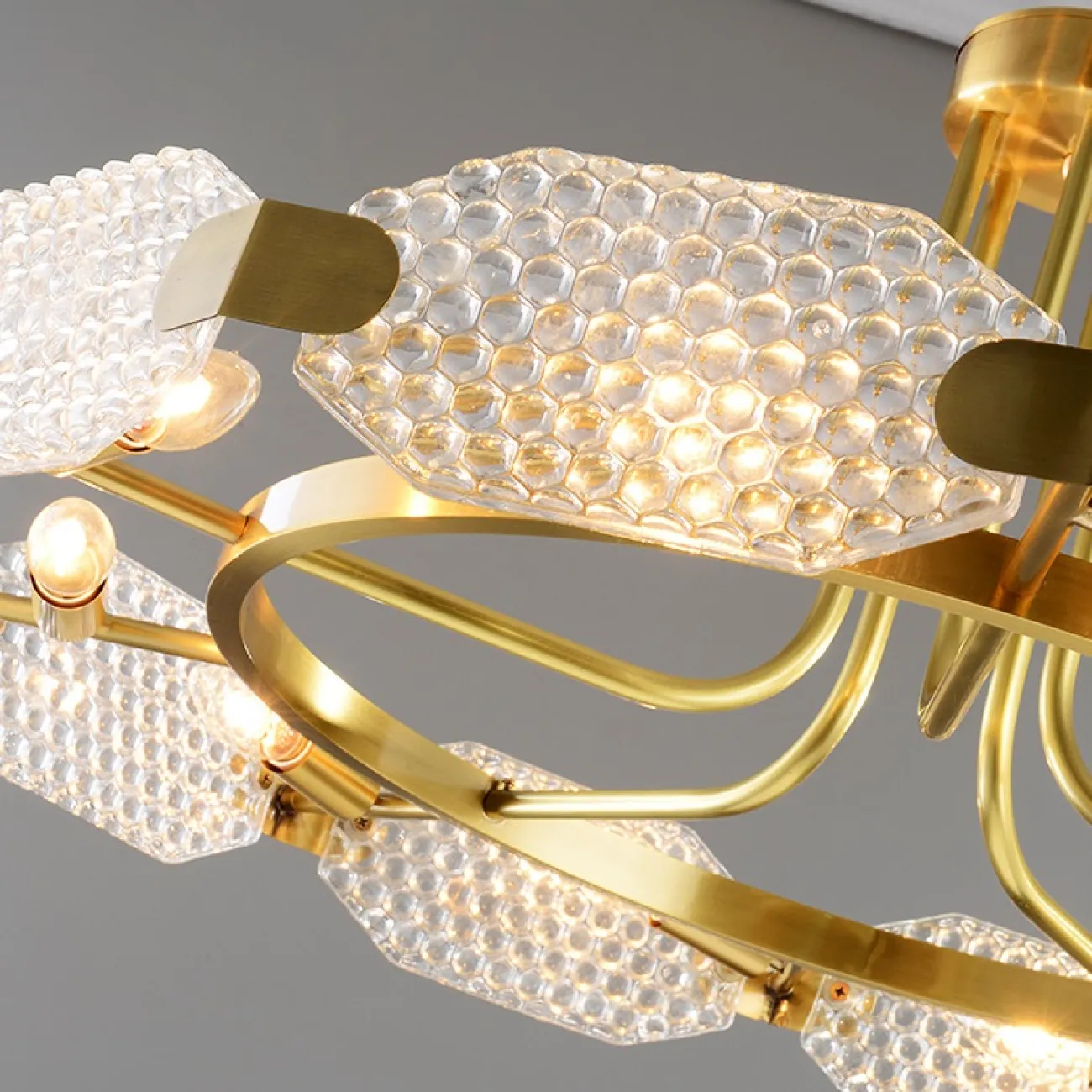 Люстра в стиле постмодерн с формованными стеклянными элементами. ALTA B