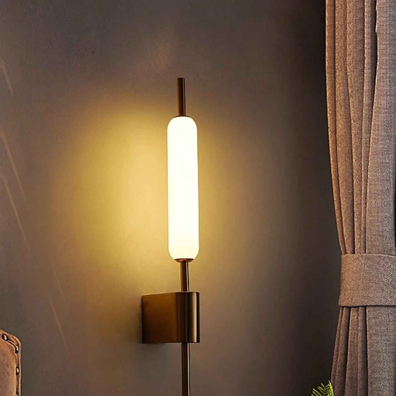 Настенный светильник в стиле постмодерн с выключателем на проводе ASORA