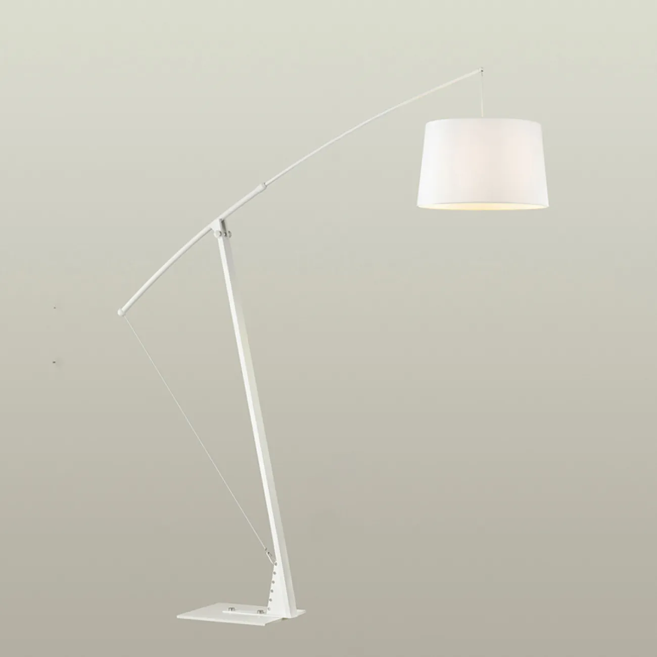 Торшер в современном стиле с текстильным абажуром на штанге с регулировкой наклона BELFORT