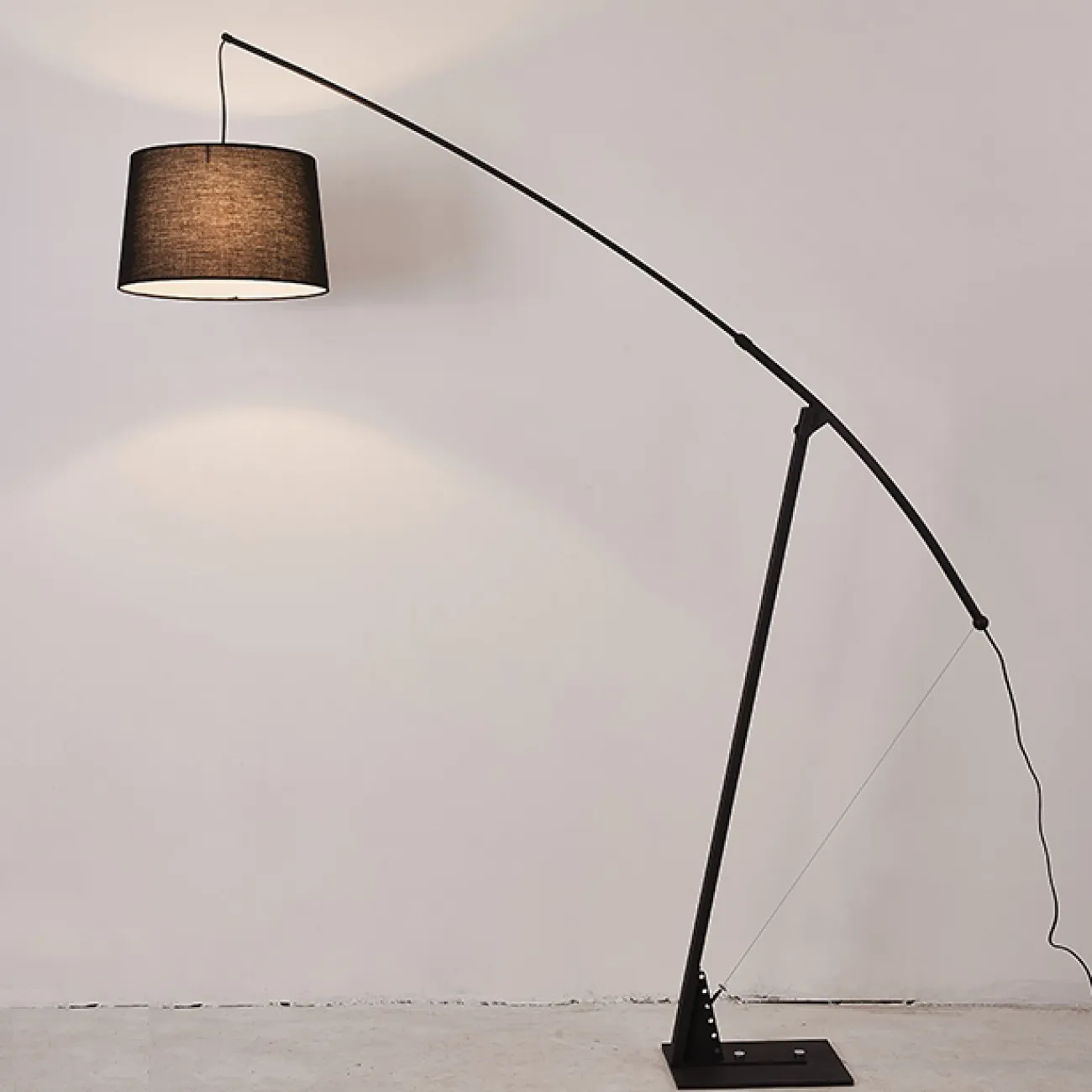Торшер в современном стиле с текстильным абажуром на штанге с регулировкой наклона BELFORT
