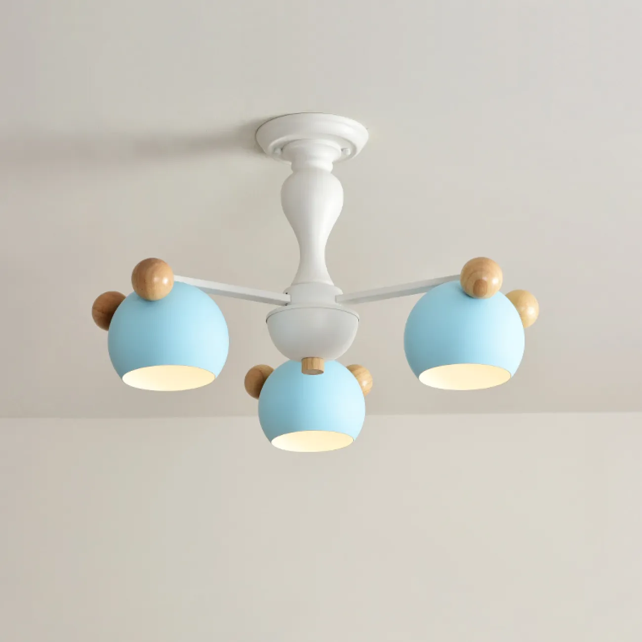 Люстра в скандинавском стиле с деревянными элементами BONNY