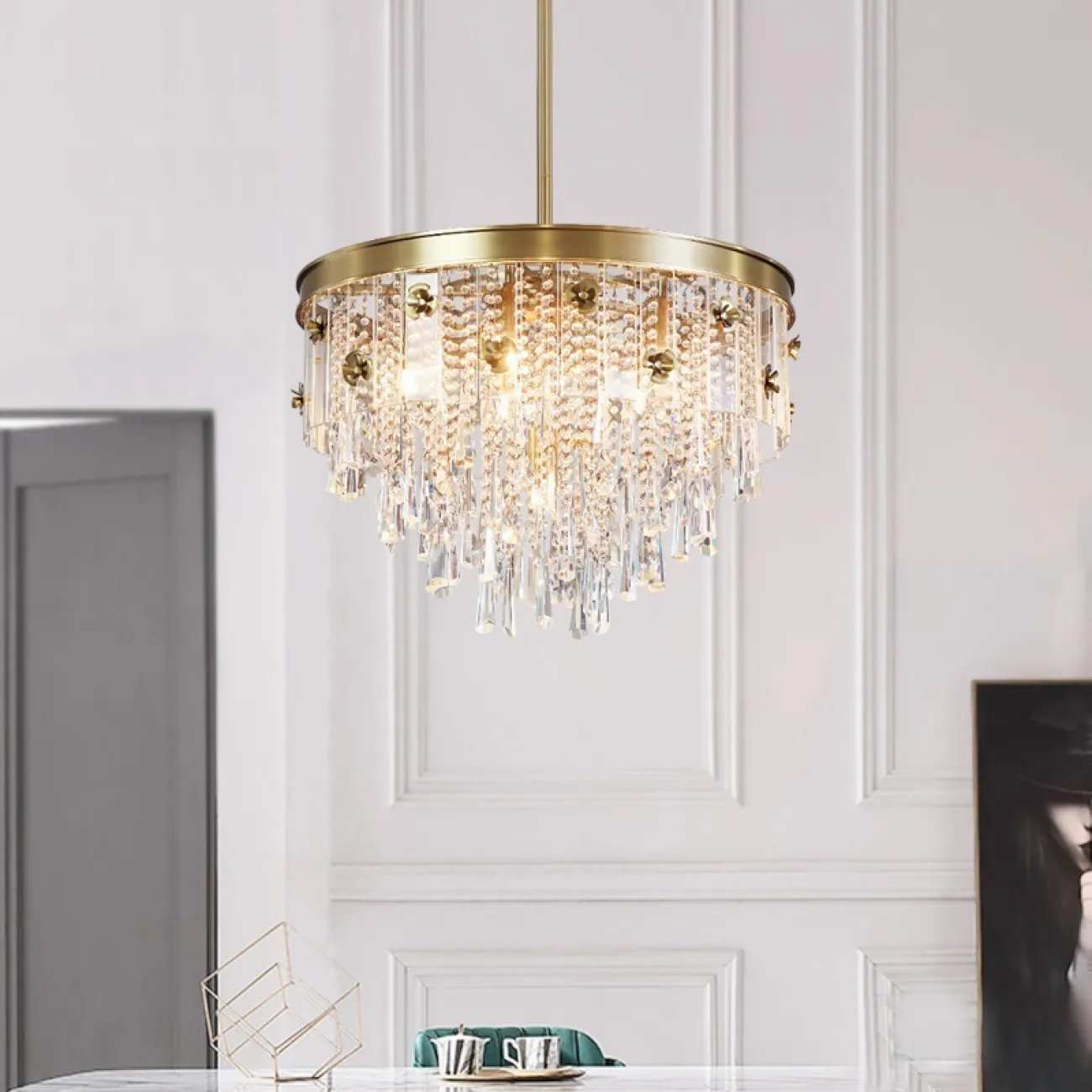 Люстра в стиле постмодерн с подвесками в виде стеклянных кристаллов BOUND