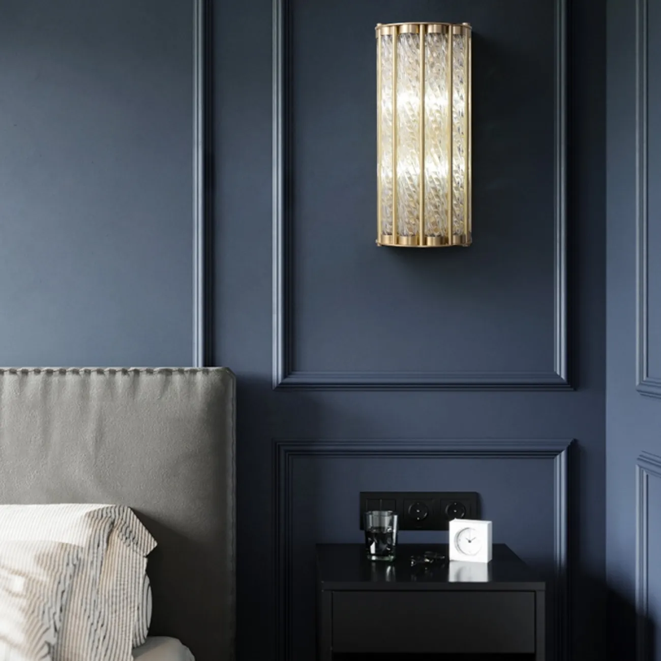 CASEYНастенный светильник из стержней со спиральным рельефом на латунном основании 