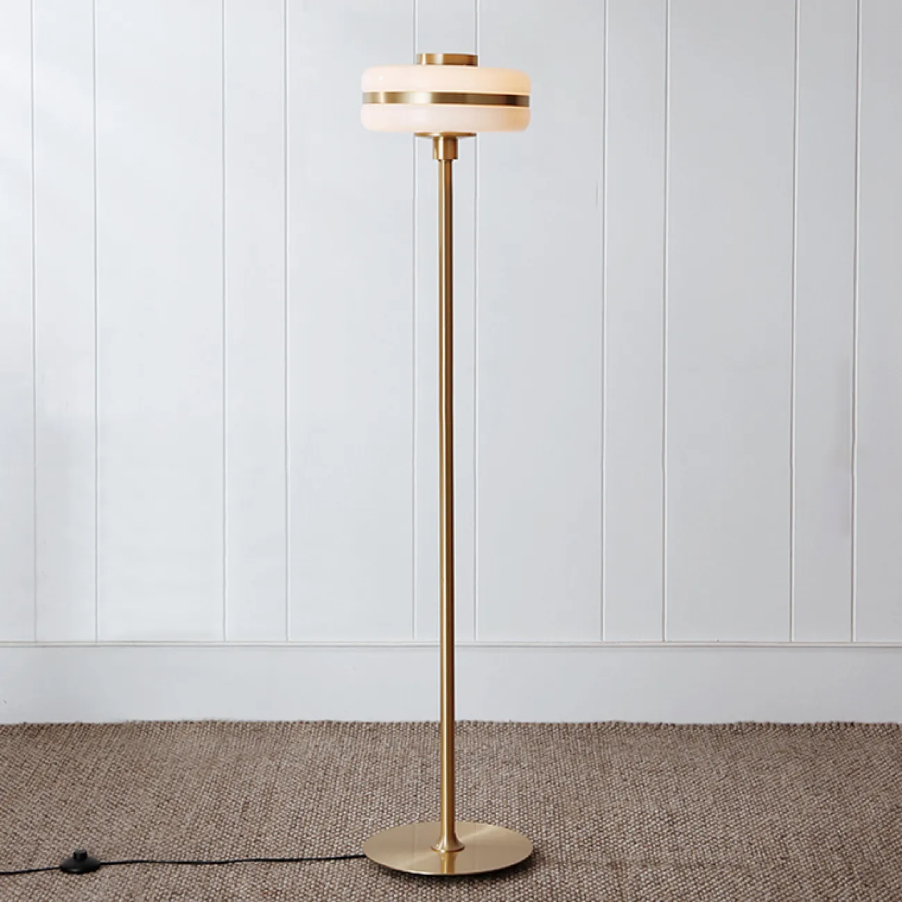 Торшер в стиле постмодерн со стеклянным плафономCLAS FL