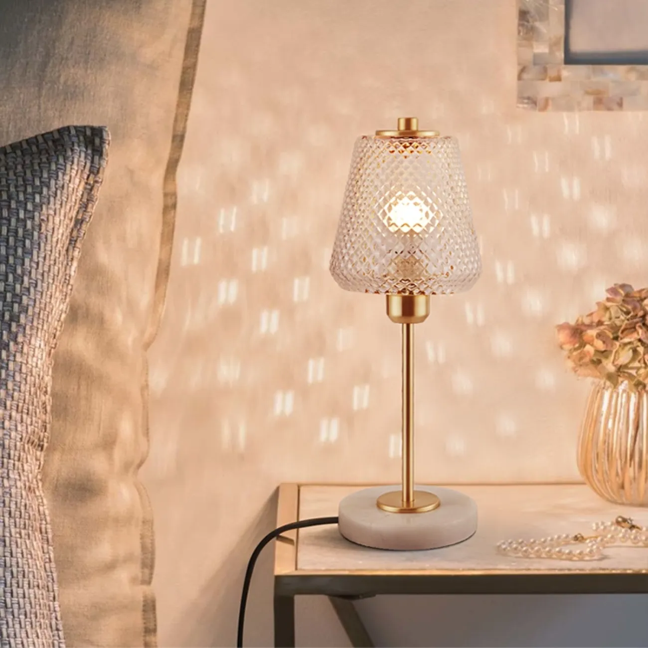 Настольная лампа с плафоном из рифленого стекла DAKOTA TAB Настольная лампа с плафоном из рифленого стекла DAKOTA TAB