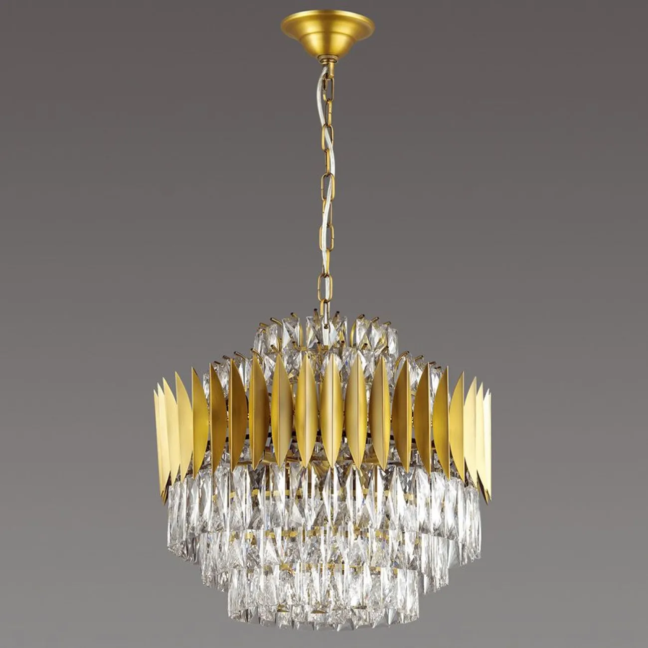Серия многоярусных люстр с хрустальными подвесками геометрической формы и широким ободом из золотых листьев FEMIDA