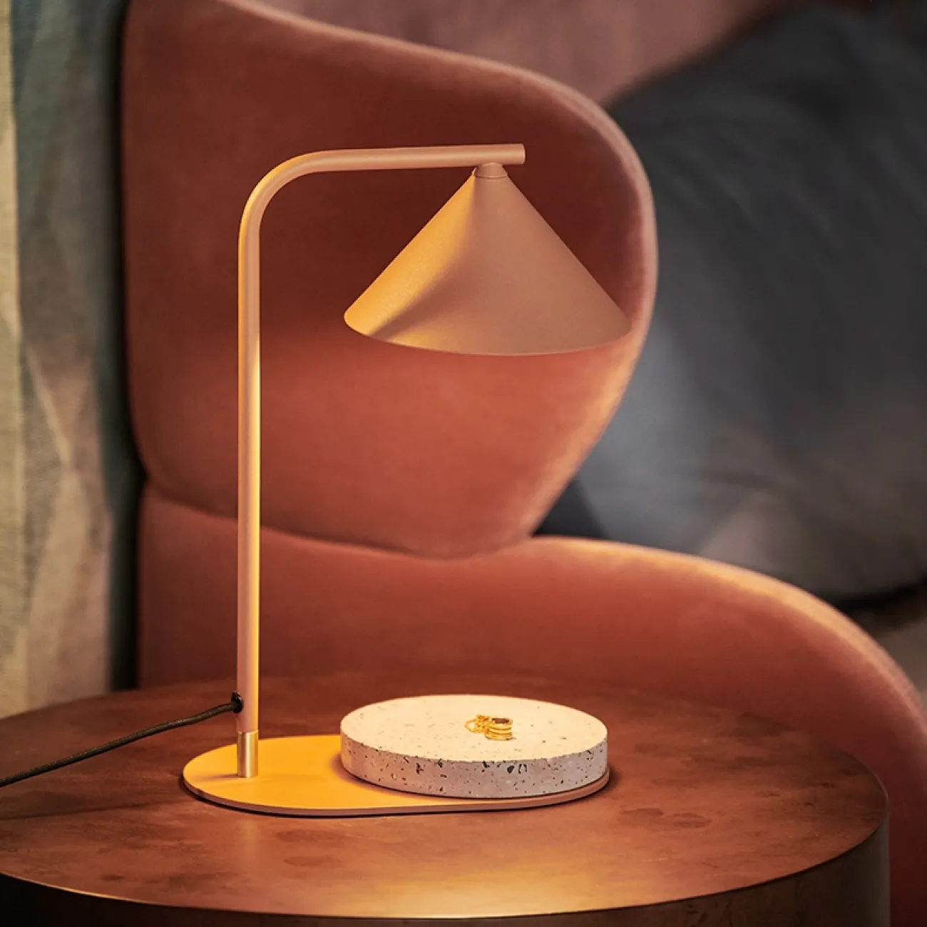 Минималистская настольная лампа GESSI TAB