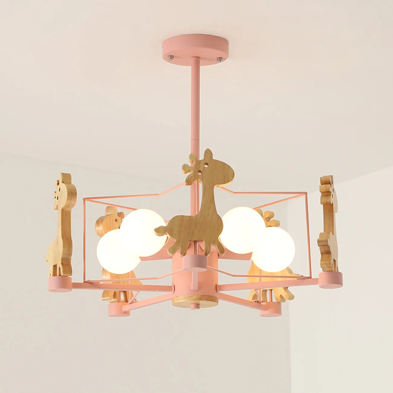 Минималистская люстра для детской с забавными фигурками зверей из дерева GIRAFFE
