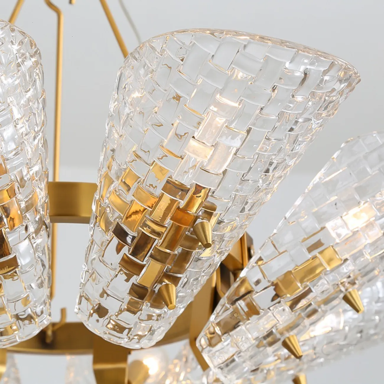 Люстра в стиле ампир с рельефным рисунком на плафонах из стекла HIGGINS CH