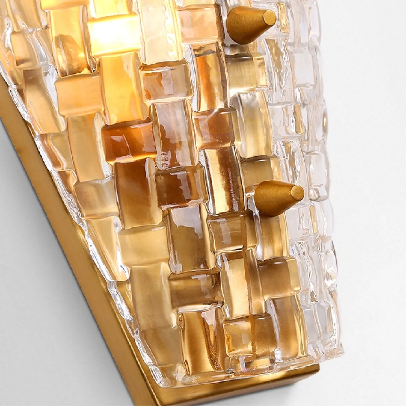 Настенный светильник с плафоном из рельефного стекла HIGGINS