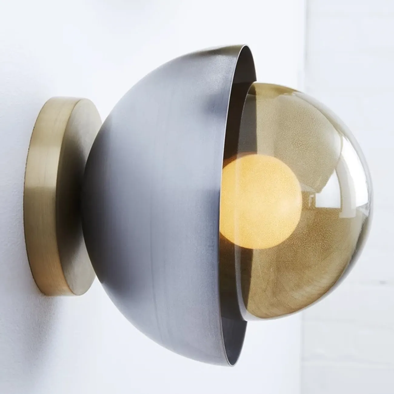 Потолочный светильник в минималистском дизайне со стеклянным плафоном HOWES Потолочный светильник в минималистском дизайне со стеклянным плафоном HOWES