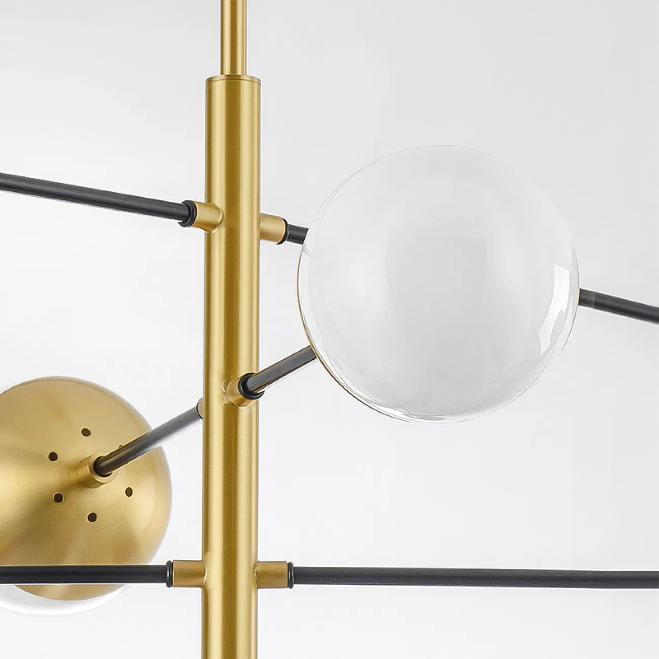 Люстра на штанге из металла с плафонами из стекла ILVA