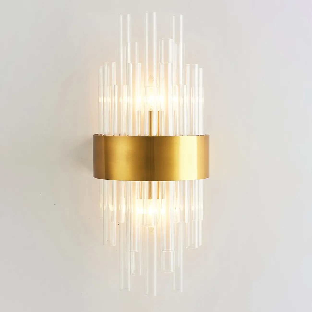 Линейка настенных бра на металлическом каркасом и абажуром из стекла полукруглой формы INSTAL