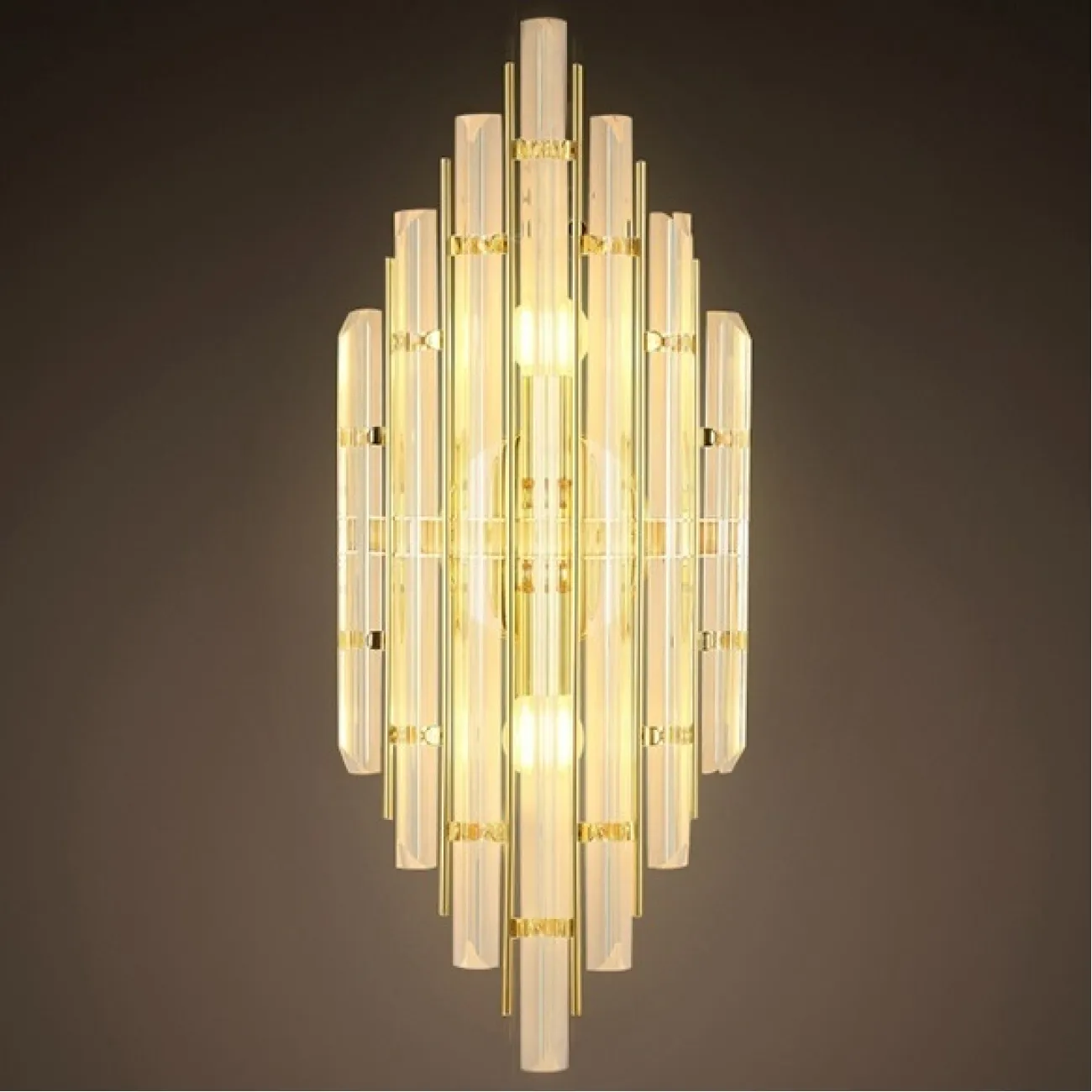 Линейка настенных бра на металлическом каркасом и абажуром из стекла полукруглой формы INSTAL